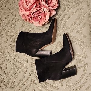 VINCE CAMUTO Catheryna Leather Bootie Black